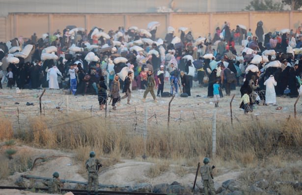 DAEŞ militanları Suriye sınırında görüntülendi