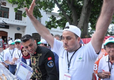 Bursa'da Nefes Kesen Börek Yeme Yarışması