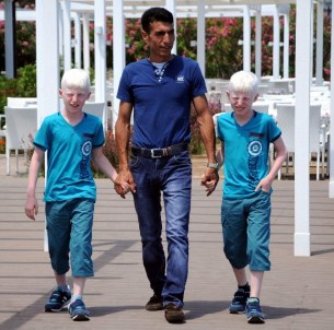 Denize Girebilmek İçin Havanın Kararmasını Bekliyorlar