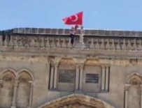 Filistinli gençler Mescid-i Aksa'ya Türk bayrağı astı