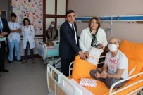 İZZETTIN SEVGILI - Hastanede Tedavi Gören Yunus Karnesini Milli Eğitim Müdürünün Elinden Aldı