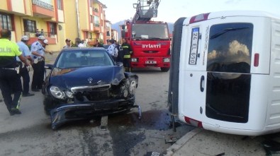 Otomobil Polis Otosuna Çarptı Açıklaması 2'Si Polis 3 Kişi Yaralandı
