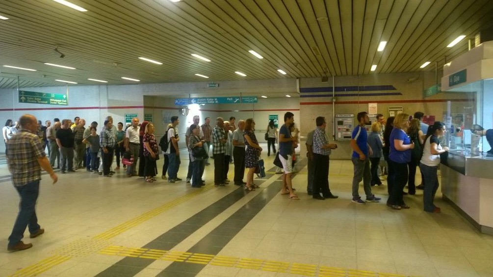 İzmir'de kağıt bilet de çözüm olmadı