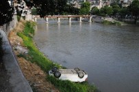 Amasya'da Otomobil Irmağın Kenarına Uçtu