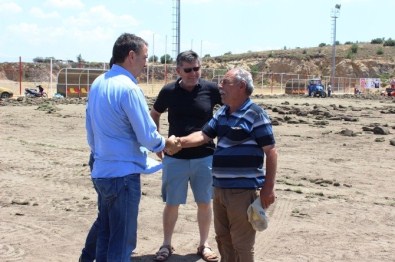 Ayvalık Belediyesi Tafil Türkan Stadının Zeminini Yeniliyor