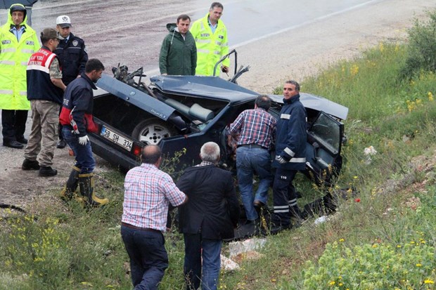 Savrulan tırın dorsesi otomobile çarptı: 2 ölü, 1 yaralı