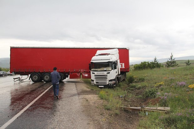 Savrulan tırın dorsesi otomobile çarptı: 2 ölü, 1 yaralı