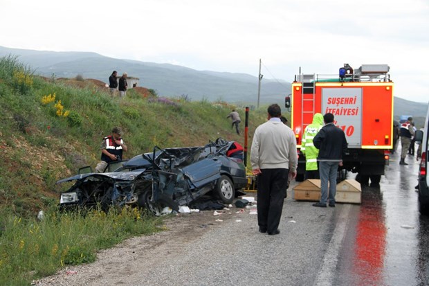 Savrulan tırın dorsesi otomobile çarptı: 2 ölü, 1 yaralı