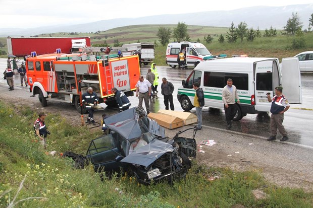 Savrulan tırın dorsesi otomobile çarptı: 2 ölü, 1 yaralı