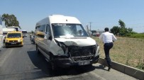 TUR MİNİBÜSÜ - Antalya'da Tur Minibüsü Otomobile Çarptı Açıklaması 2 Yaralı