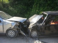 Düzce'de Otomobiller Kafa Kafaya Çarpıştı Açıklaması 1 Ölü, 4 Yaralı