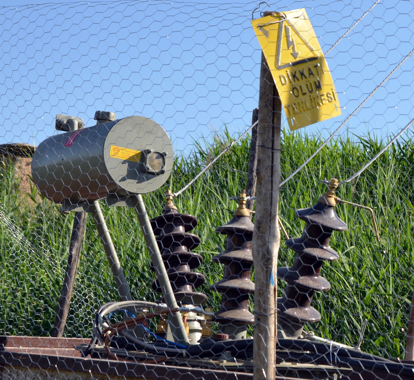 Mısır tarlasında traktör römorkunda kaçak trafo yakalandı