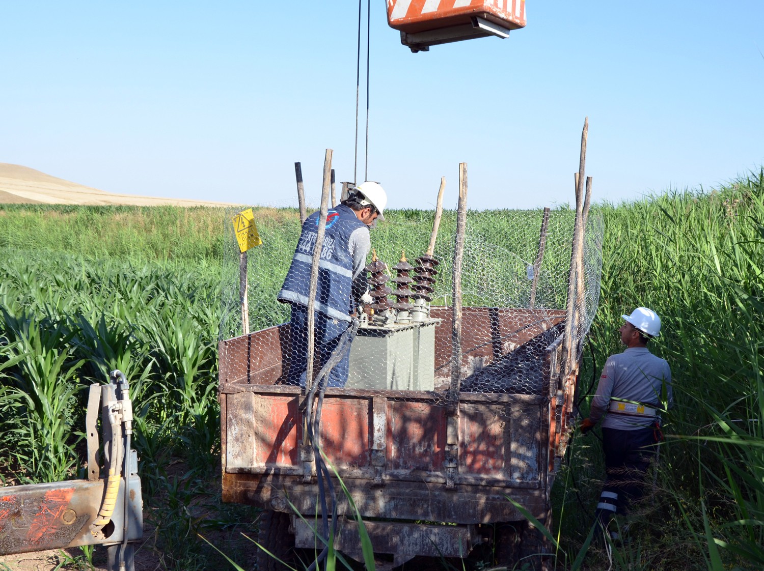 Mısır tarlasında traktör römorkunda kaçak trafo yakalandı