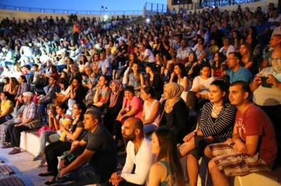 Buca'da Halk Oyunları Şöleni