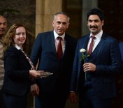 UĞUR IŞILAK - Eski Bakan Ala Ve Ünlü Sanatçı Işılak Meclis'te Kaydını Yaptırdı