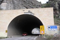 İNŞAAT FİRMASI - Kamyonun Açık Unutulan Dorsesi Tünele Takıldı