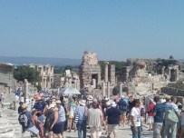 Kuşadası'na Denizden Turist Yağdı