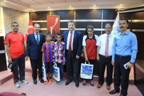 Sporda Başarılı Öğrencilere Hediye