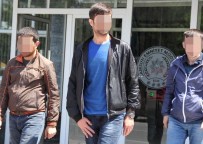 POLİS ŞAPKASI - Şüpheli Araçta Polis Malzemesi Ele Geçti Açıklaması 3 Gözaltı