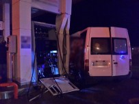 MİNİBÜS ŞOFÖRÜ - Yozgat'ta Kırmızı Işık İhlali Yapan Minibüs Akaryakıt Pompasına Çarparak Durabildi