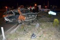 KÜÇÜKKÖY - Ayvalık'ta Trafik Kazası Açıklaması 2 Ölü, 8 Yaralı