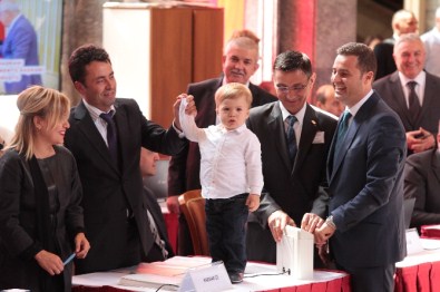 Babası İle Geldiği Meclis'te Masaların Üzerinde Gezdi