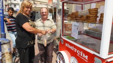 Burhaniyeli Şair Simitçinin İlk Günkü Geliri Küçük İlkay'a