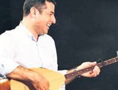 Kandil çalar Selo oynar