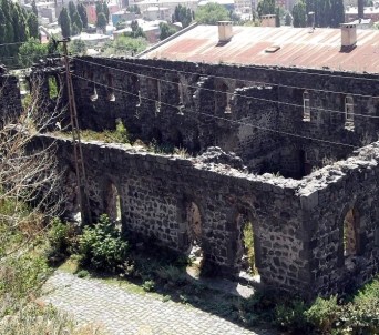 Kars'ta Tarihi Değerler Bir Bir Yok Oluyor