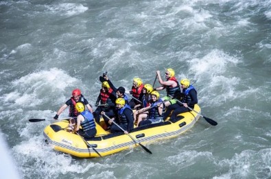 Zap Suyu'nda Rafting Coşkusu