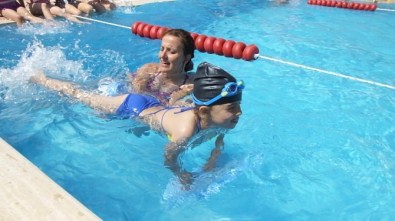 Burhaniye'de Çocuklar Havuzla Tanıştı