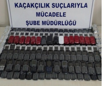 İzmir'de Kargo Teslim Kaçak Cep Telefonları Ele Geçirildi