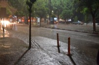 Sağanak Yağış, 15 Dakikada Yolları Göle Çevirdi