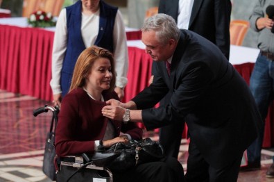 Tekerlekli Sandalyesiyle Meclise Gelip Kaydını Yaptırdı