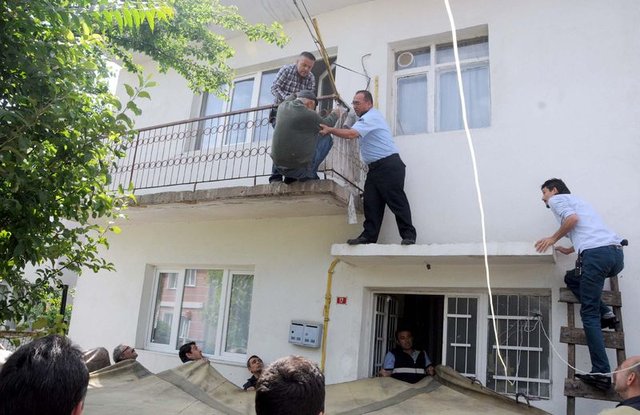 Birinci kat balkondan intihara kalkıştı