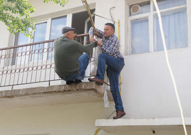 Birinci kat balkondan intihara kalkıştı