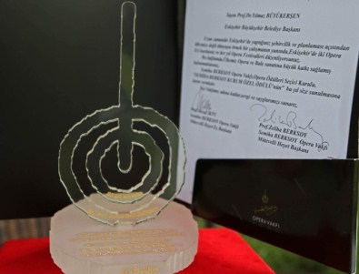 Büyükerşen 'Semiha Berksoy Özel Ödülünü' Aldı