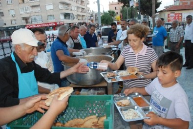 Didim'de Merkez Camisi Önünde İftar Çadırı Kuruldu