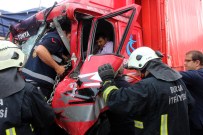 İnegöl'de İki Kamyon Çarpıştı Açıklaması 1 Yaralı