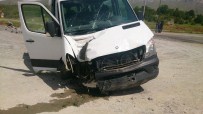 YOLCU MİDİBÜSÜ - Konya'da Yolcu Midibüsü Trafik Levhasına Çarptı Açıklaması 8 Yaralı