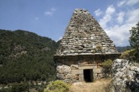 JEOLOJI - Tek Piramit Mezarını Da Defineciler Yıkıyor