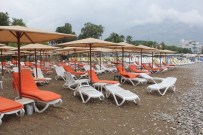 ÇAMYUVA - Turistler Yağıştan Kaçtı, Plajlar Boşaldı