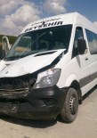 YOLCU MİDİBÜSÜ - Yolcu Midibüsü Trafik Levhasına Çarptı Açıklaması 8 Yaralı