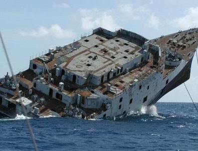 458 kişiyi taşıyan gemi battı