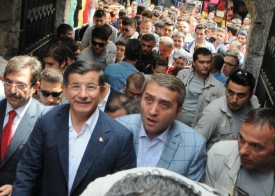 Başbakan Davutoğlu, Sahaflar Çarşısı'nı Gezdi