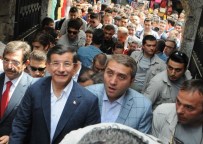 SAHAFLAR ÇARŞıSı - Başbakan Davutoğlu, Sahaflar Çarşısı'nı Gezdi