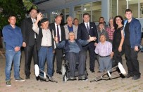 TÜRKIYE SAKATLAR DERNEĞI - Belediye Başkanını Görünce Koltuk Değneklerini Attı