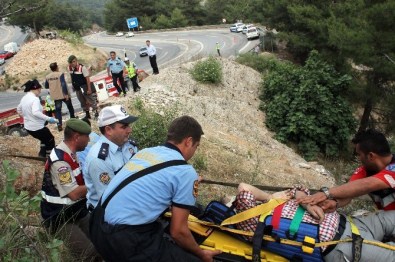 Freni Boşalan Kamyon Kayalıklara Çarptı Açıklaması 1 Ölü