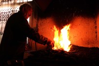 FAYTON - Hurda Malzemeden Bıçak Ve Kılıç Üretiyor