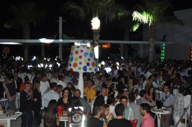 Kuşadası'nda Eğlence Yerleri Kapılarını Açıyor